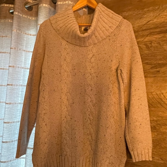 Old Navy Chunky Knit Cable Knit Turtleneck Sweater - Picture 3 of 3